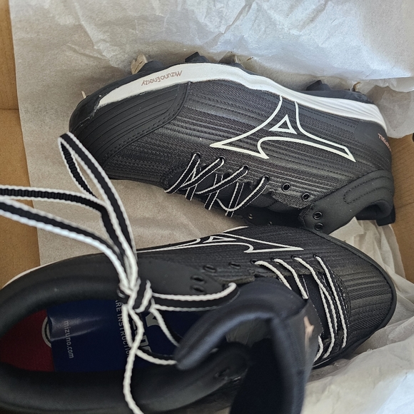 MIZUNO SWEEP 6 MID WOMEN'S METAL SOFTBALL CLEAT Tough and incredibly lightweight - Picture 14 of 16